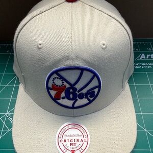 Mitchell & Ness NBA Philadelphia 76ers Hardwood Classics Cap Hat Off White Cream